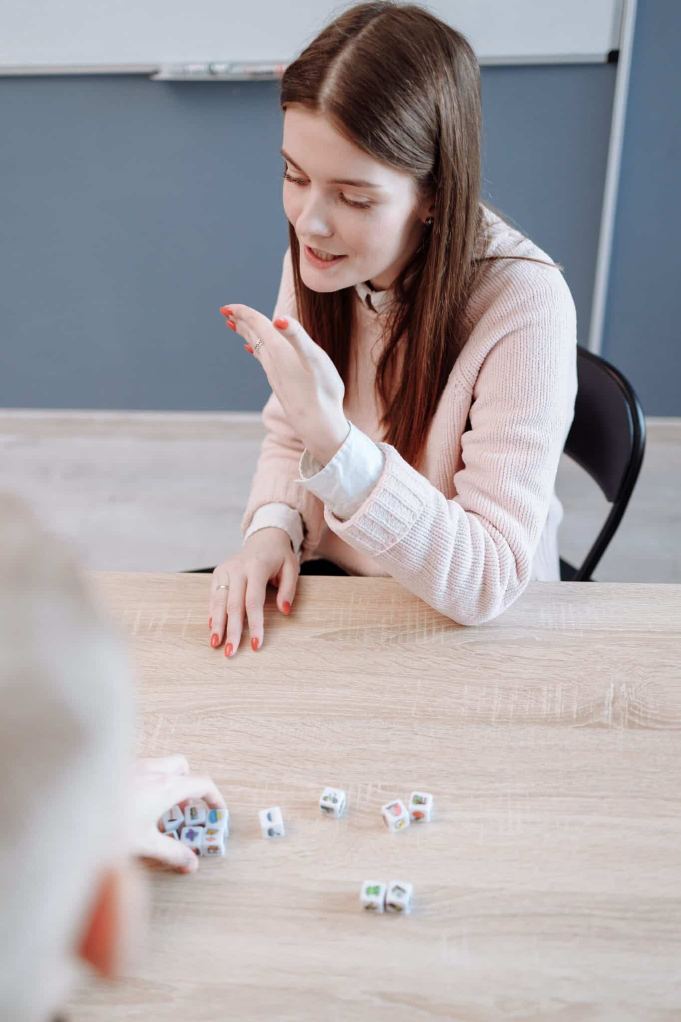 Eine Frau beim spielen eines Würfeltrinkspiels auf einer Party